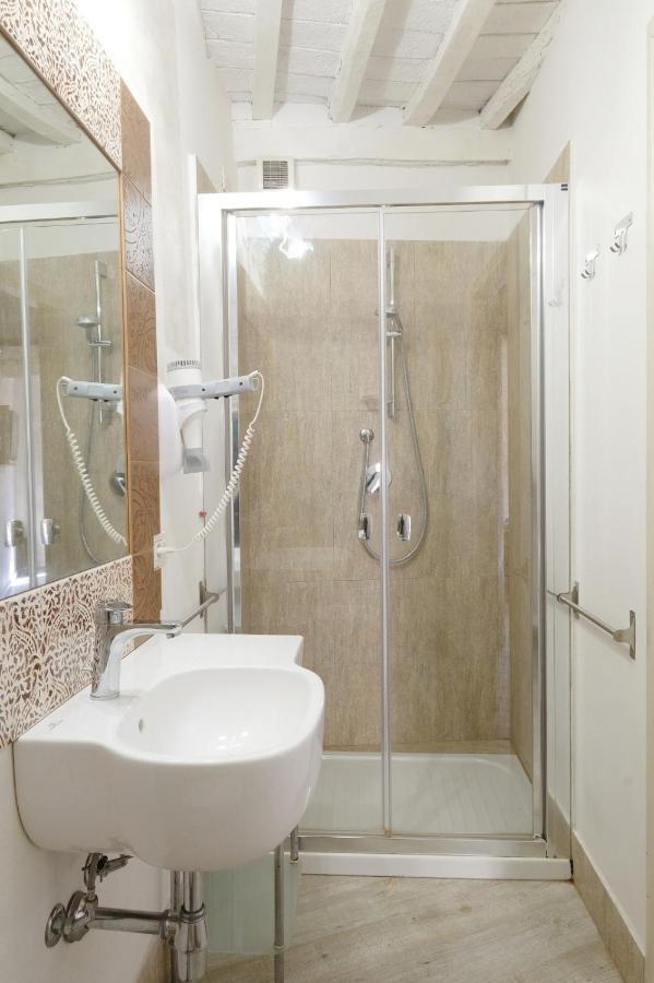 La Boheme Suite With Ac And Wifi Lucca Luaran gambar